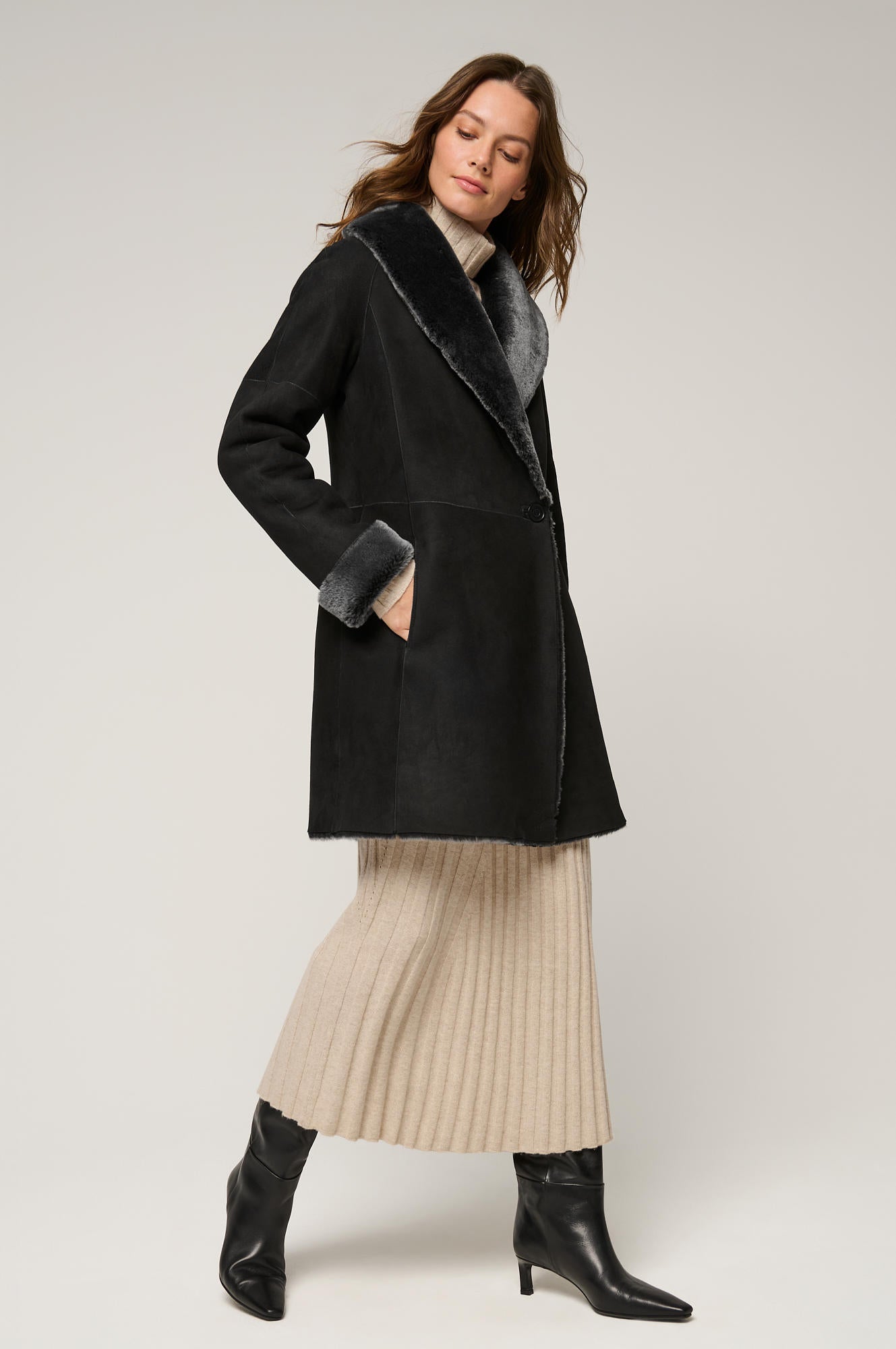 Women's Elegant Shearling Coat With Soft Fur Trim [Black]